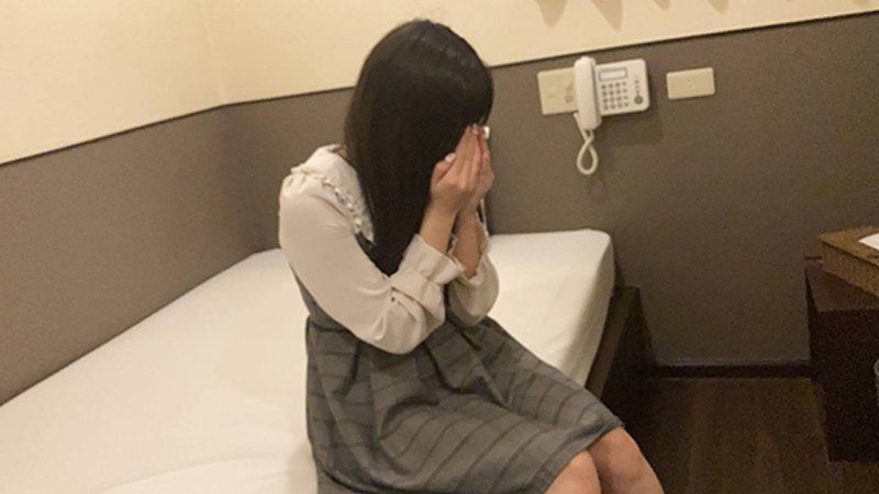 涼香20歲・顏射・無套。不脫衣服，對什麼都聽話的量產型哭哭系美少女，用CFNM玩弄她！（061）